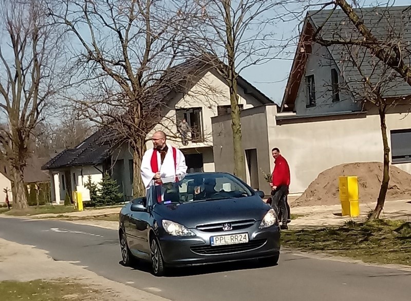 Ksiądz Piotr Górski święcił już z kabrioletu palmy w...