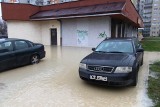 Opole. Wielka awaria na osiedlu AK. Mieszkańcy bez wody, zalane parkingi i sklepy [ZDJĘCIA]