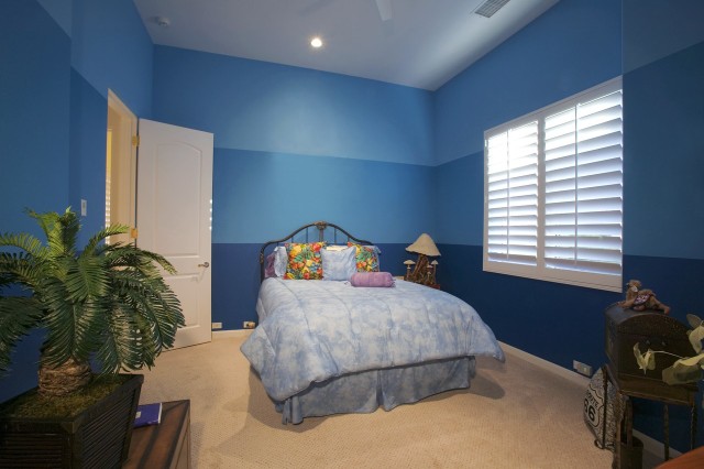 Wnętrze sypialni ze ścianami pomalowanymi na niebieskoFarby do wnętrz. Dostępne rodzaje farb i ich charakterystyka