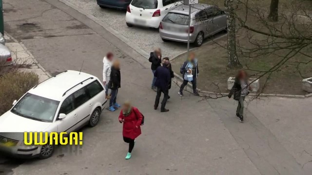 Do redakcji UWAGI! TVN dotarł sygnał od widzów, że jedzenie - zamiast na talerze dzieci - trafiało do toreb kucharek.