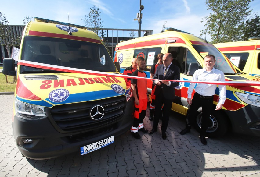 Nowe ambulanse zostały zadysponowane do stałego użytku dla...