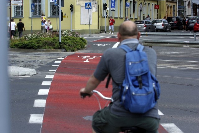 04.07.2013 wroclaw..gazeta wroclawska..przemyslaw wronecki / gazeta wroclawska..sw. mikolaja rowerzysci jezdza pod prad po nowej sciezce