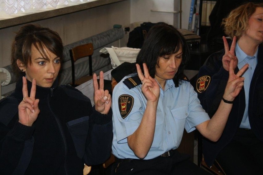 Lekcja języka migowego dla policjantów i strażników...
