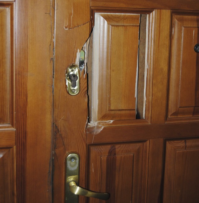 23-latek z Chrzanowa zniszczył siekierą drzwi