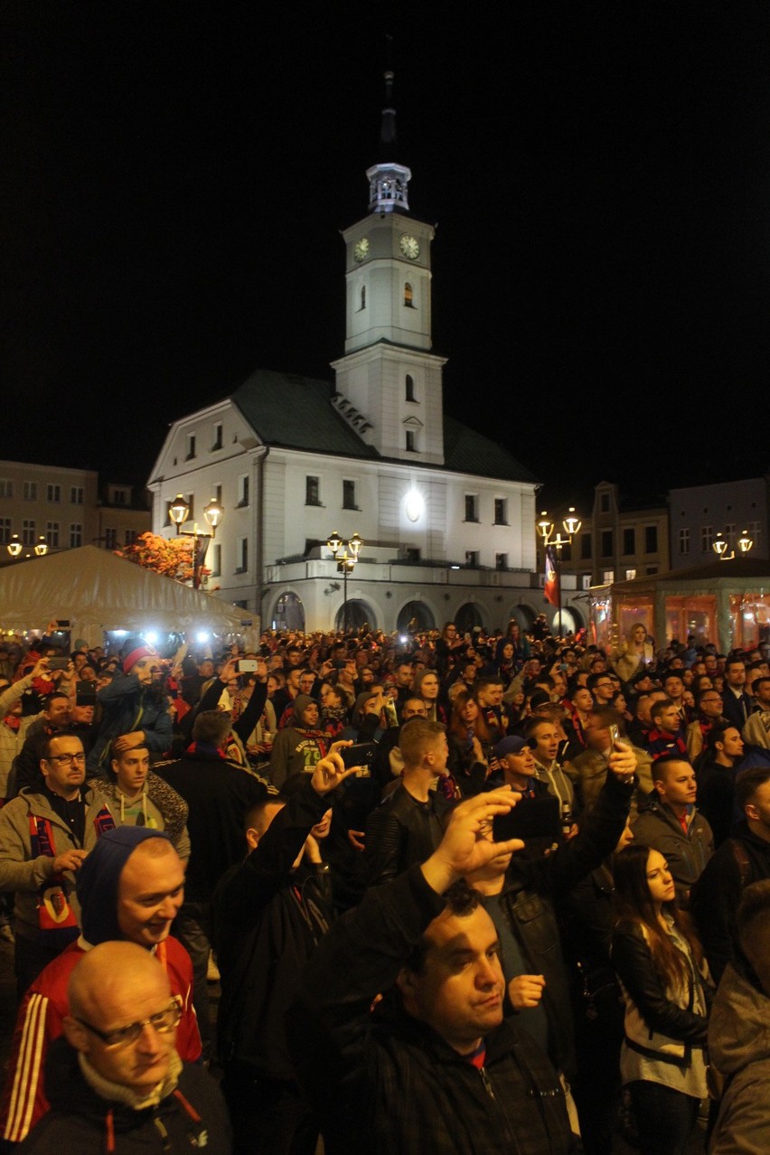 Kibice Piasta Gliwice świętują wicemistrzostwo Polski na...