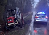 Pijany traktorzysta wjechał do rowu i zasnął. Obudzili go policjanci. Miał ponad 2 promile i zakaz jazdy