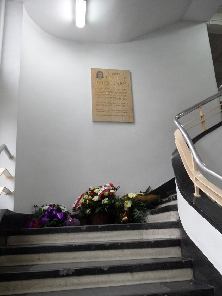 Złożono kwiaty pod tablicą poświęconą pamięci Krystyny Bochenek