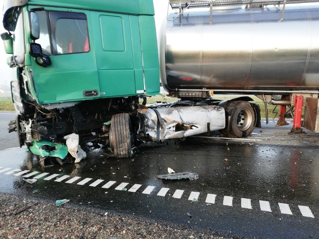 Wypadek na obwodnicy Augustowa. Dwie osoby w szpitalu. Droga zablokowana