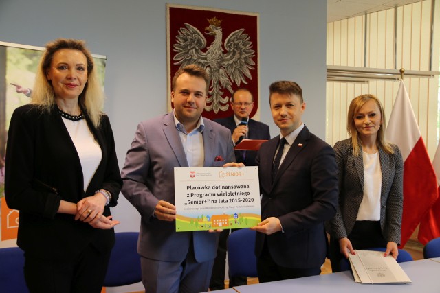 Prezydent Starachowic Marek Materek z wicewojewodą Bartłomiejem Dorywalskim i osobami towarzyszącymi, po podpisaniu umowy