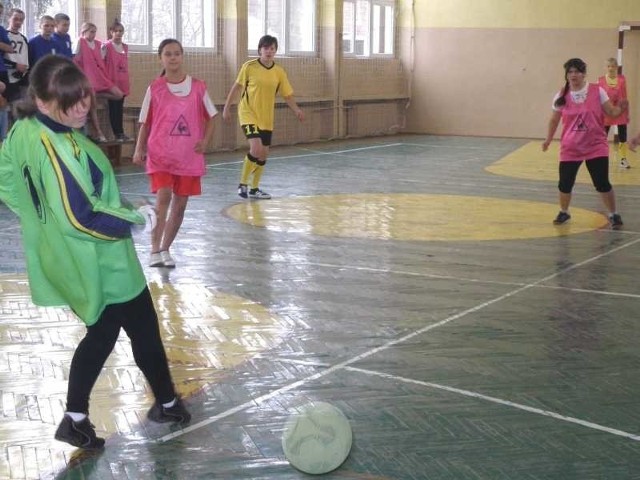 Dziewczęta ostro kopały piłkę na turnieju w Opatowcu. 