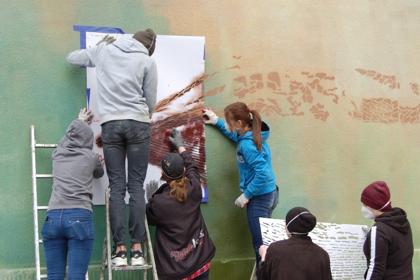 Nowy Sącz. Uczniowie tworzą mural z Mgr Morsem. Zwycięski projekt uczennicy powstaje na murach ekonoma [ZDJĘCIA]