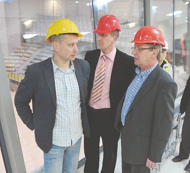 Kończy się budowa hali więc Paweł Szcześniak (pierwszy z lewej), Rafał Rajewicz i Rafał Czarkowski są jeszcze w kaskach. Miejmy nadzieję, że uda się im zbudować klub godny ekstraklasy.