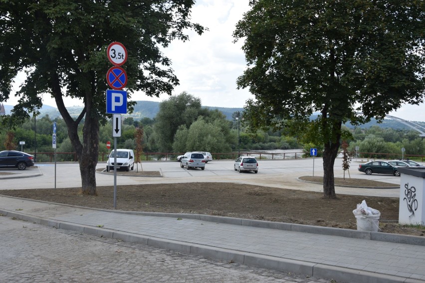 Nowy Sącz. Parking pod Panoramą jeszcze nieczynny, a już tam parkują [ZDJĘCIA]