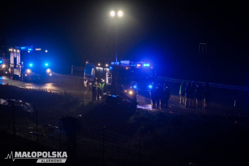 Koszmarny wypadek na autostradzie A4. 13 osób rannych po dachowaniu busa