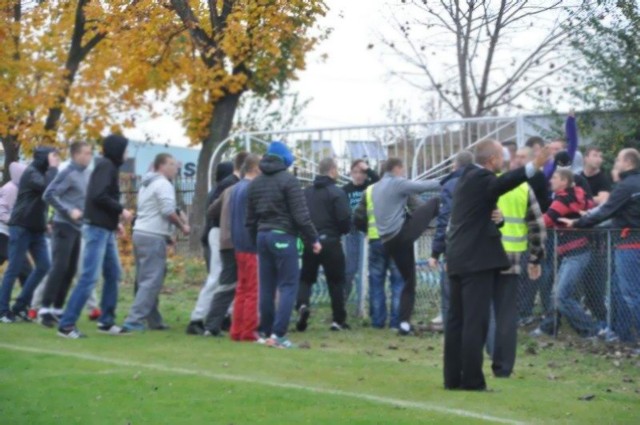 Po meczu w Szydłowcu doszło do bijatyki między fanami drużyny gospodarzy a kibicami Oskara Przysucha.