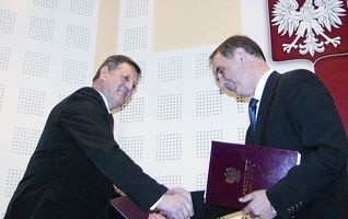 Prezydent Gajewski (z lewej) i prezes Mikołuszko podpisali umowę. Na tę chwilę suwalczanie czekali od dawna.