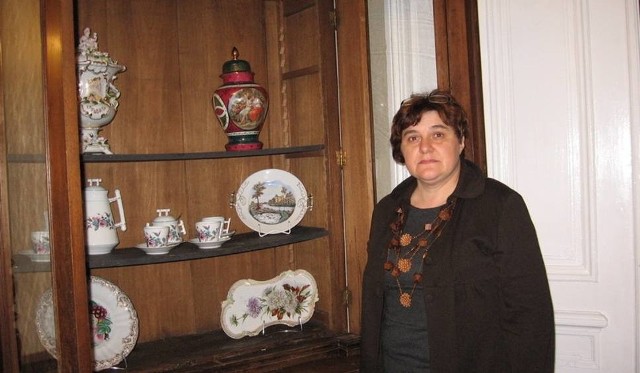 Muzeum w Czarnolesie stale także powiększa swe zbiory. Maria Jaskot, kierownik muzeum, pokazuje starą porcelanę, którą muzeum otrzymało jako dar.