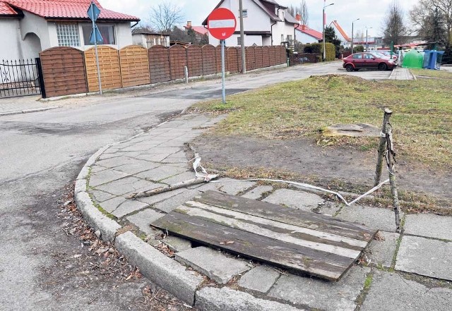 Tak jeszcze niedawno wyglądał chodnik na rogu ulicy Przemysłowej i Warszawskiej: studzienka zasłonięta deskami