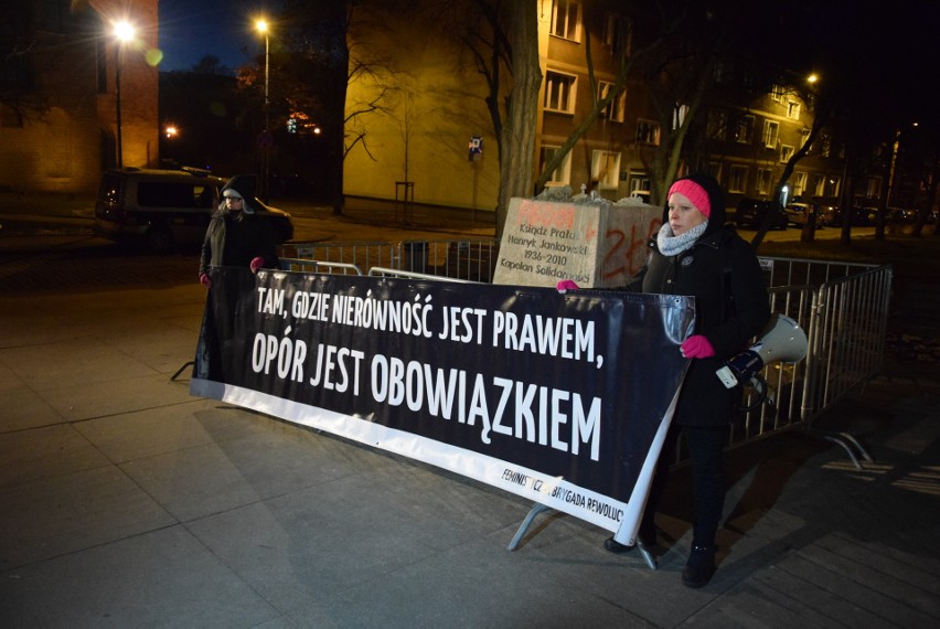 Protest w sprawie kontrowersyjnego pomnika ks. Henryka Jankowskiego