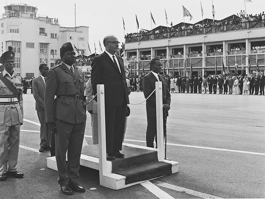 Idi Aman (z przodu z lewej strony) w 1966 roku jako naczelny...