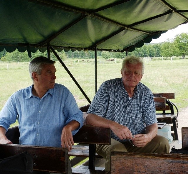 Olivier Bertrand pracujący w 6 parkach narodowych w Belgii i od 20 lat opiekujący się stadami bizonów i żubrów na farmach w Belgii i Luksemburgu odwiedził Kurozwęki- z lewej strony na zdjęciu, po prawej Jan Marcin Popiel.