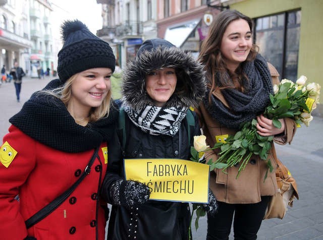 Za uśmiech róże od licealistek: Konstancji Łukasiak, Mai Jankowiak i Aleksandry Wiertel