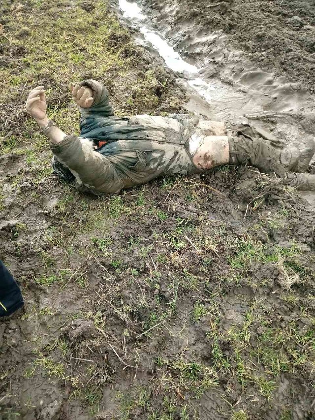 Bezdomny leżał w błocie. Pomogli mu strażnicy miejscy