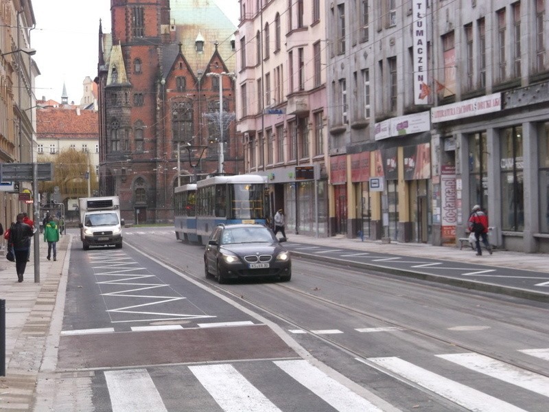 Można już jeździć Krupniczą. Kierowcy ignorują zakaz i jadą torowiskiem (ZDJĘCIA)