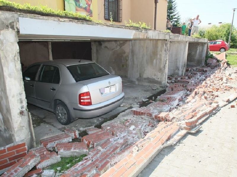 Runął murek przed sklepem w Kielcach