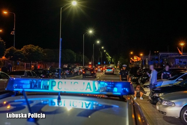 W Słubicach miało odbyć się wydarzenie motoryzacyjne, którego główną atrakcją miały być nielegalne wyścigi samochodowe. Policjanci w porę ostudzili zapały młodych kierowców, które mogły zakończyć się nieszczęściem. Drifty i wyścigi na publicznych drogach nie są akceptowane i stanowią ogromne zagrożenie bezpieczeństwa nie tylko dla uczestników takich wydarzeń, ale również dla osób postronnych.Fot. Policja