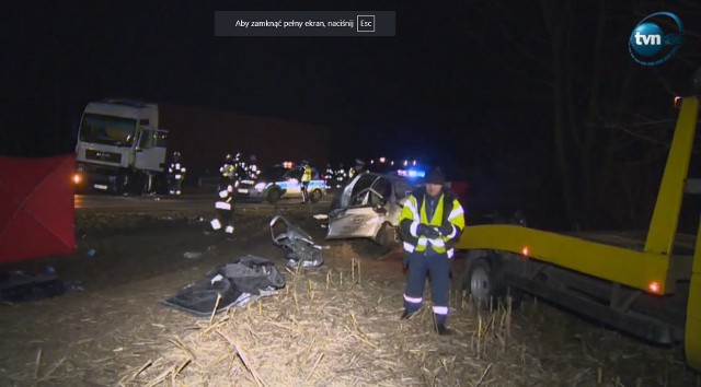 Dwie osoby nie żyją, a trzecia została ciężko ranna w zderzeniu ciężarówki z samochodem nauki jazdy w Nowych Marzach. Ze wstępnych ustaleń policji wynika, że samochód osobowy z niewyjaśnionych przyczyn zjechał na przeciwległy pas, gdzie doszło do czołowego zderzenia z ciężarówką. - Nie żyje kierowca i pasażer samochodu osobowego - potwierdził kpt. Sławomir Kulesza z KP PSP w Świeciu. Jak dodał, na miejscu działało sześć zastępów straży pożarnej, pięć zastępów policji i trzy jednostki pogotowia ratunkowego.- 18-letni kursant nauki jazdy, zjechał na przeciwny pas ruchu i zderzył się czołowo z jadącym z przeciwnej strony ciężarowym MAN-em z naczepą - informuje asp.szt. Marek Rydzewski zWydziału Prewencji KPP w Świeciu. 