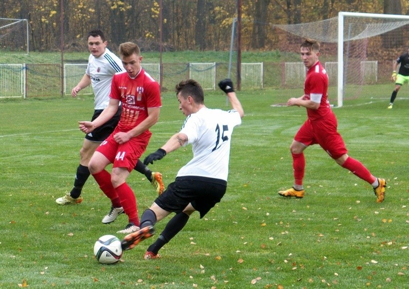 Orzeł (czerwone stroje) po serii porażek w końcu wygrał