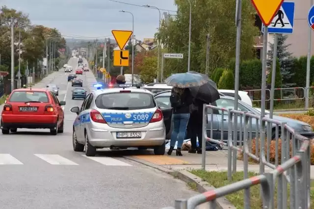 Tradycyjnie po zakończeniu miesiąca przypominamy kryminalne wydarzenia, które wzbudziły państwa największe zainteresowanie. Tajemnicza śmierć młodego człowieka w Kielcach. Policjanci ustalają co go spotkałoTragedia na ulicy Piekoszowskiej w Kielcach. Nie żyje 25-letni mężczyzna. Okoliczności jego śmierci ustalają policjanci i prokurator.Kilkanaście minut przed godziną 15 we wtorek, 13 października dzielnicowy i będący z nim w służbie żołnierz Wojsk Obrony Terytorialnej przejeżdżali ulicą Piekoszowską. Zatrzymał ich przechodzień.- Zgłaszał, że na chodniku leży mężczyzna nie dający oznak życia. Mundurowi wezwali pogotowie i rozpoczęli akcję reanimacyjną, którą przejęła potem załoga karetki. Mimo kilkudziesięciu minut starań życia 25-letniego mężczyzny nie udało się uratować – informował przed godziną 16 młodszy aspirant Karol Macek, oficer prasowy Komendy Miejskiej Policji w Kielcach.Na ciele 25-latka nie było śladów, które mogłyby wskazywać, że do jego śmierci ktoś się przyczynił. Okoliczności sprawy badają policjanci pod nadzorem prokuratora.>>> ZOBACZ WIĘCEJ NA KOLEJNYCH ZDJĘCIACH 