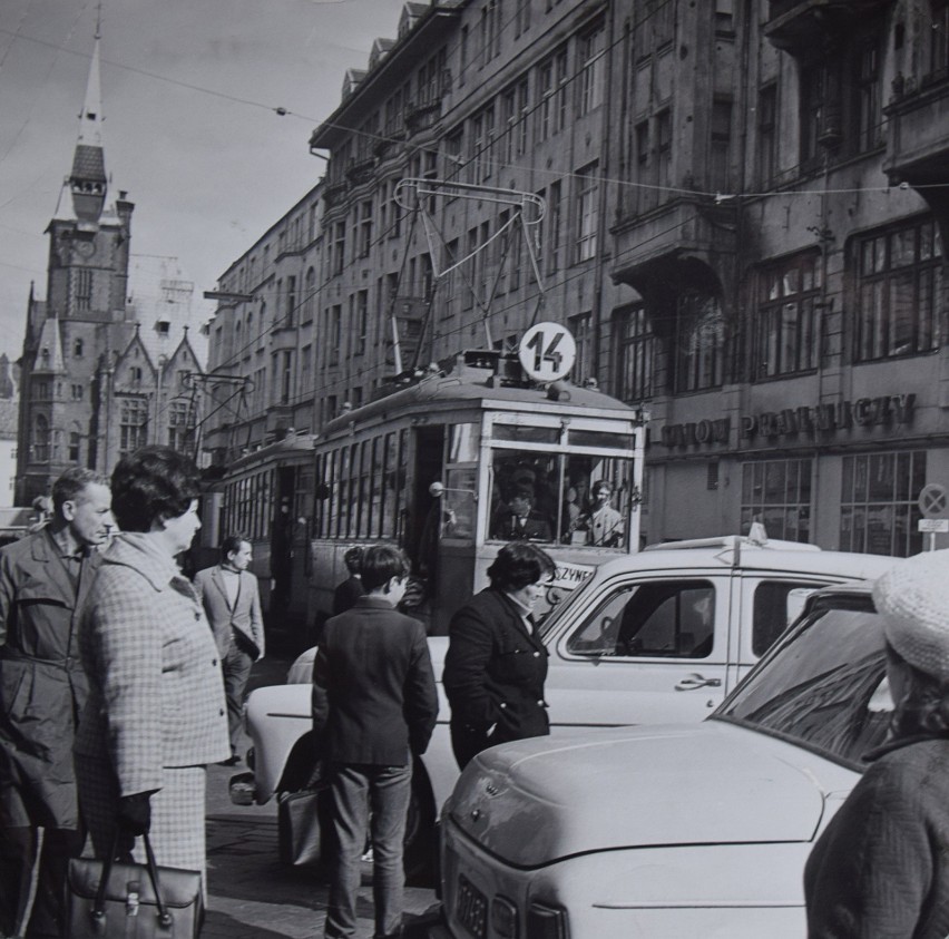 Wrocławska komunikacja sprzed lat. Korki i tłumy (ZDJĘCIA)