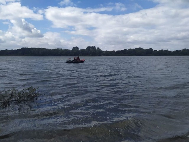 Dwóch mężczyzn z Rzadkwina (gmina Strzelno) wybrało się razem łódką na ryby. Niestety, łódź wywróciła się. W środę, 18 sierpnia, około godzin 13.40 wyłowiono zwłoki 31-latka. Trwają poszukiwania jego 26-letniego kompana
