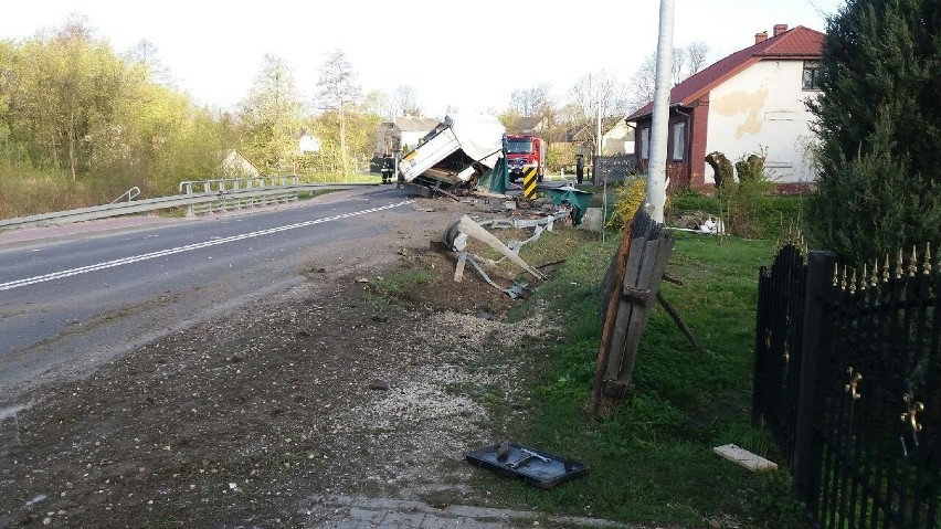 Kolizja w powiecie buskim. Pijany kierowca wjechał tirem w bariery. Droga jest zablokowana!