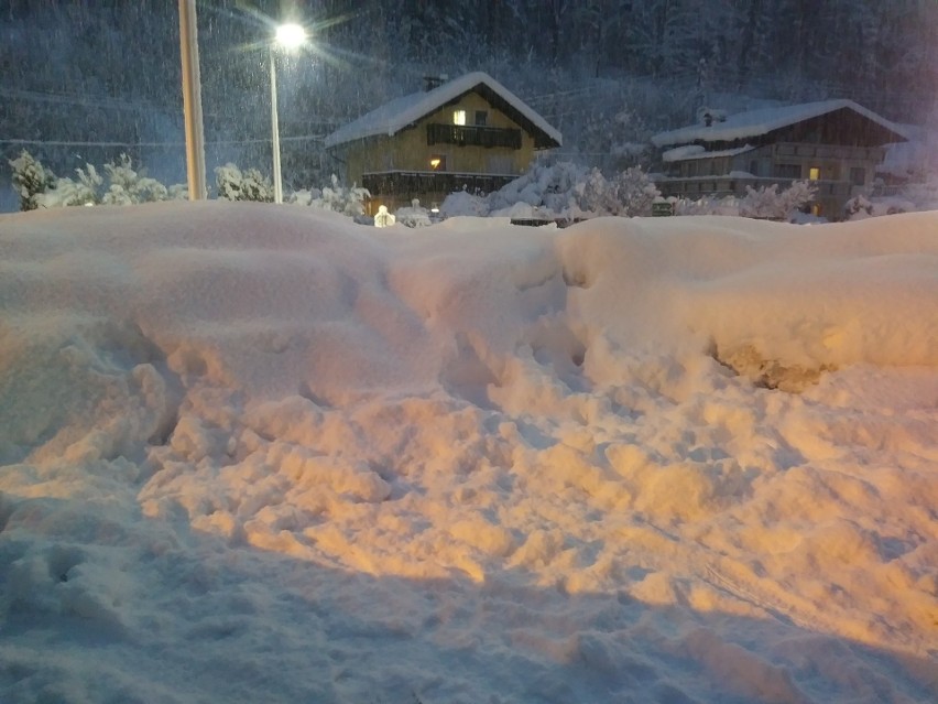 Bischofshofen i okolice sparaliżowane opadami śniegu. Co z konkursem? (GALERIA)