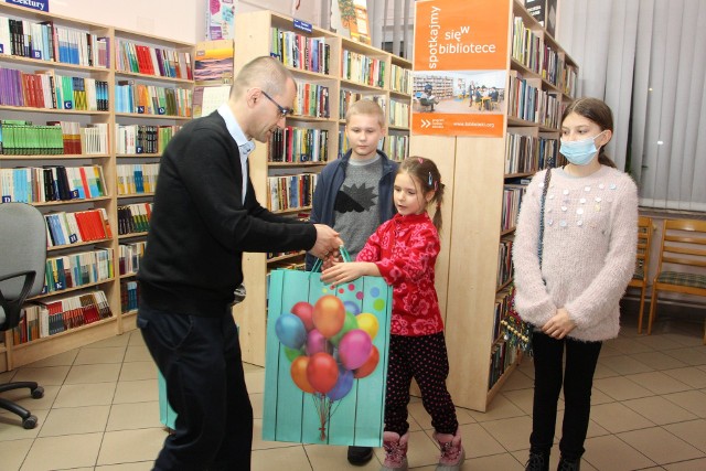 Laureaci konkursu czytelniczego w Przytyku otrzymali nagrody i gratulacje.