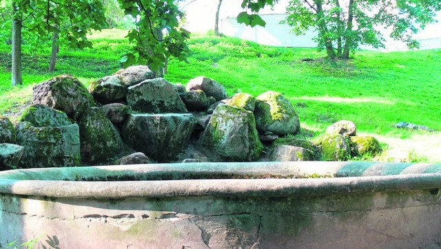 Zapomniana fontanna w Dzikowie czeka na swoje „drugie życie”