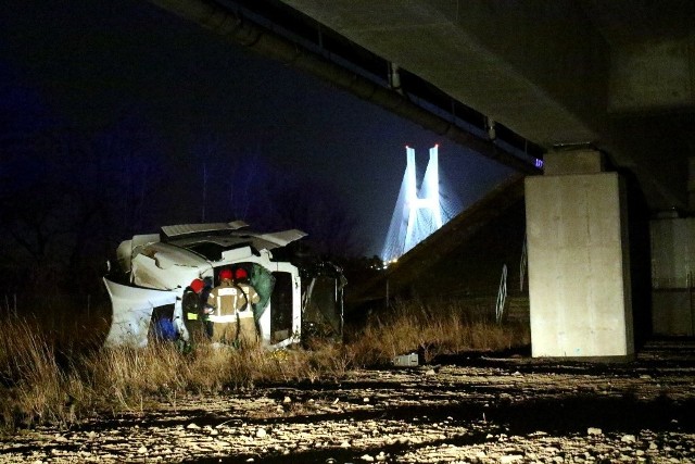 Wypadek trzech aut na AOW. Ciężarówka spadła z wiaduktu