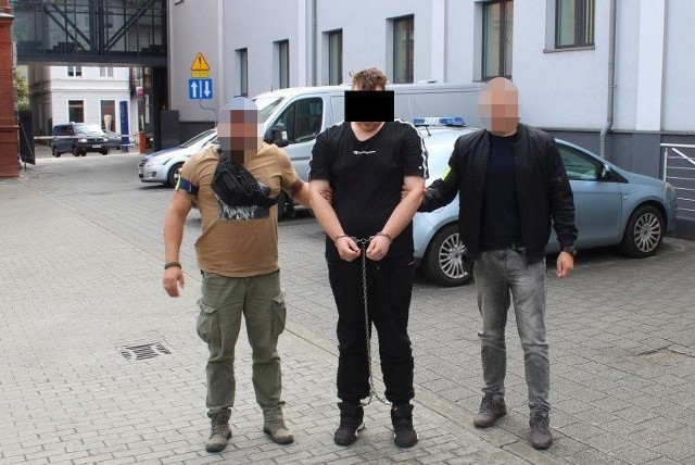 Policjanci zatrzymali 25-latka. Odpowie za ugodzenie mężczyzny nożem na jednej z ulic Inowrocławia.
