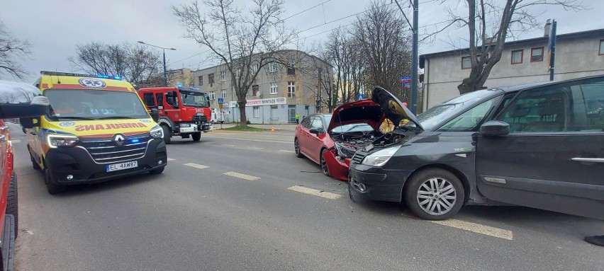 Wypadek na ul. Dąbrowskiego - rozbite dwa samochody i...