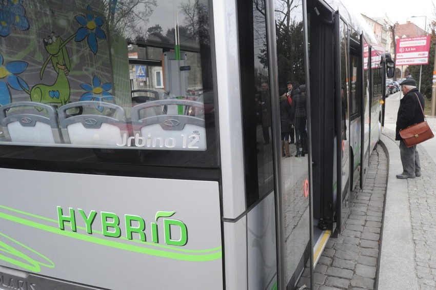 MZK testuje w Opolu autobus hybrydowy Solaris. W latach...