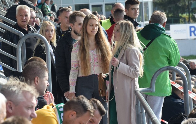 W dziesiątej kolejce PKO Ekstraklasy, Radomiak Radom w sobotę rozgrywał na stadionie przy ulicy Narutowicza 9 mecz ze Bruk-Bet Termaliką Nieciecza. Stadion zapełnił się kibicami do ostatniego miejsca. Spotkanie zakończyło się remisem 1:1 (0:0). ZOBACZ ZDJĘCIA&gt;&gt;&gt; ZOBACZ: PKO Ekstraklasa. Radomiak Radom - Bruk-Bet Termalika Nieciecza 1:1. Gol Tiago Matosa w doliczonym czasie gry (ZOBACZ ZDJĘCIA)