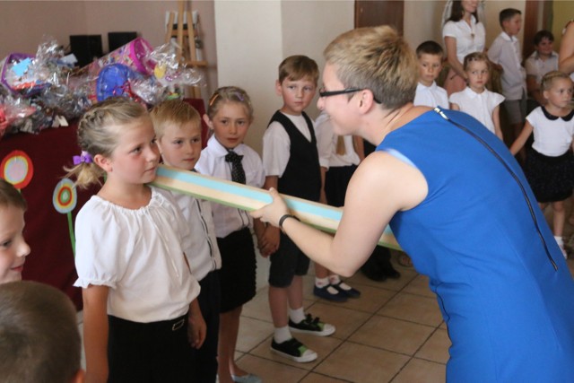 Od tej chwili pierwszaki w dwujęzycznej w szkole w Malinie są już uczniami naprawdę. Pasowanie  to dla nich jeden z ważnych elementów szkolnego ceremoniału związanego z rozpoczęciem roku.