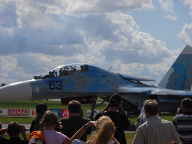 Su-27 z Białorusi pozdrawia widzów i szykuje się do pokazu. Jak się okazało, było to kilka minut przed tragedią.