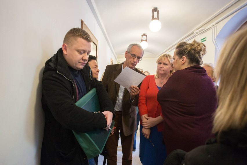 Wybory samorządowe 2018. Skandal wyborczy w Słupsku. Porzucono worki z głosami