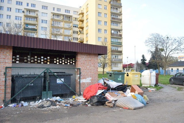 Altana śmietnikowa na osiedlu Siarkowiec w Tarnobrzegu