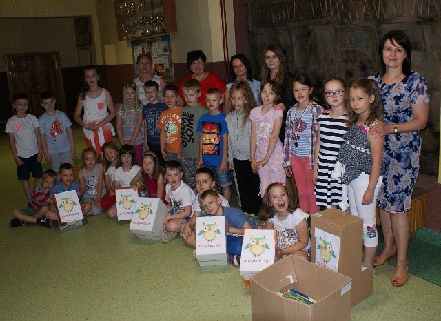 Uczniowie z Ostrowca wraz z zebranymi książkami dla pacjentów starachowickiego szpitala. 