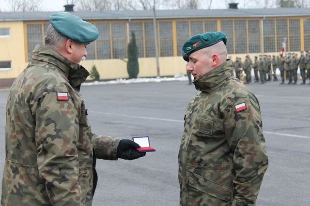 Przyznaną przez ministra obrony Wojskową Odznakę za Rany i Kontuzje kapral Paweł Jałocha odebrał z rąk pułkownika Daniela Króla, szefa wojska inżynieryjnych.